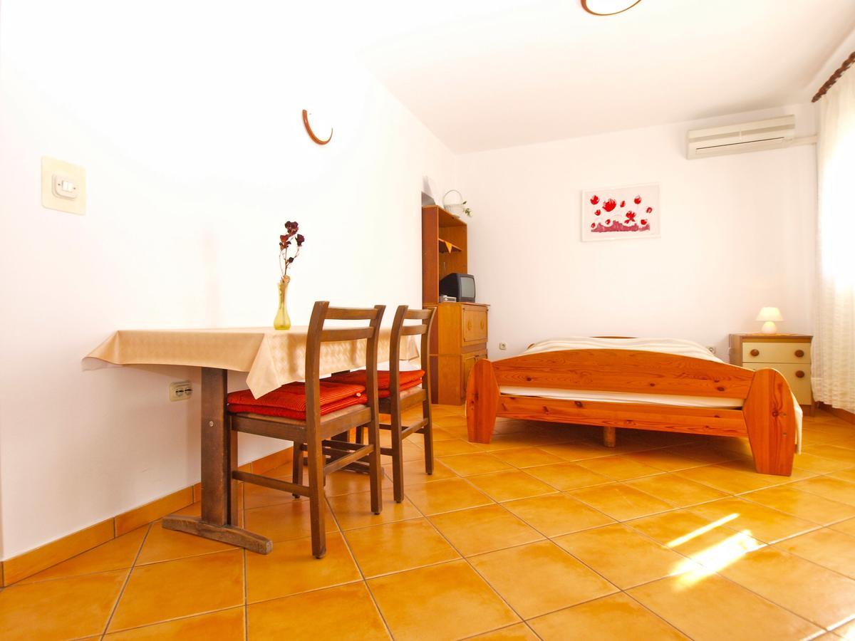 Apartments Mirela 1554 Pula Exterior photo